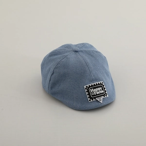 Dettaglio del cappellino in denim blu per neonati con toppe vintage Happy Faces e VIP