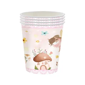 Détail de gobelets jetables avec fée, maison champignon et motifs floraux