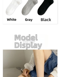Calze classiche in cotone bianco, grigio e nero mostrate piatte e indossate dal modello
