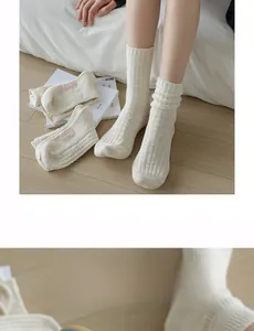 Dettaglio di calzini a coste beige in maglia di cotone morbido con trama vintage classica