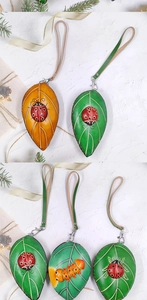 Macro de la pochette en cuir en forme de feuille avec insectes et coutures artisanales