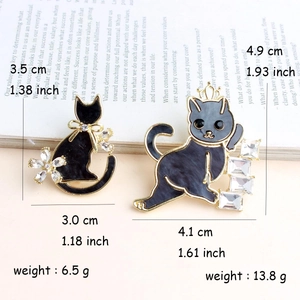 Detailed size and weight chart for cute cat-shaped brooches with shell and gemstone accents