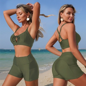 Costume da bagno due pezzi verde militare con lacci e pantaloncini a vita alta