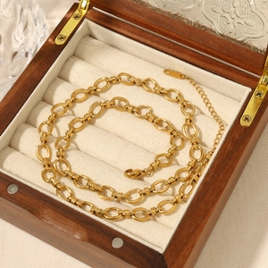 Collier classique en acier inoxydable plaqué or 18 carats sur boîte à bijoux en velours