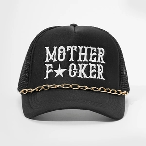 Detail der schwarzen Trucker-Mütze mit MOTHER-Stickerei und dekorativer Goldkette