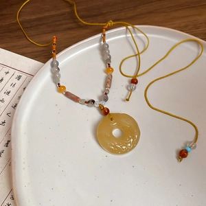 Vue macro d'un pendentif en agate translucide avec motifs de nuages sur un plateau