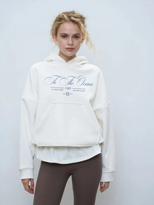 Sweat à capuche oversize crème pour femme avec imprimé bleu et ourlet à effet superposé