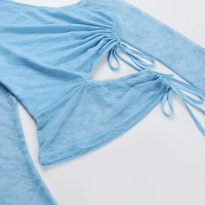 Dettaglio della trama in pizzo celeste con design a coulisse e ricamo a traforo morbido