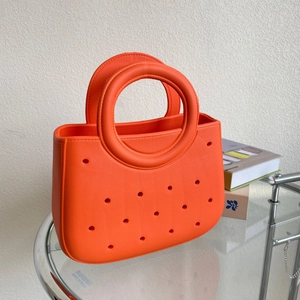 Détails du sac de plage orange vif en EVA avec trous ajourés et poignées robustes et rondes