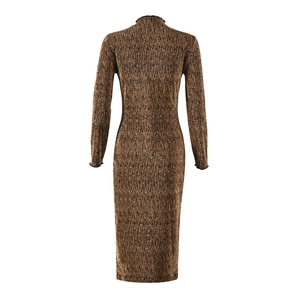 Détail du dos de la robe en maille bronze métallisé avec une coupe ajustée et élégante