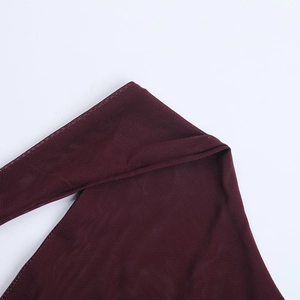 Gros plan détaillé du tissu en maille rouge vin foncé montrant la texture du filet