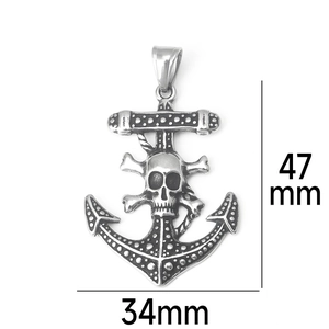 Vue détaillée d'un pendentif ancre et crâne avec dimensions 47 mm hauteur et 34 mm largeur