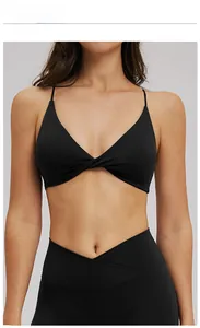 Détail du soutien-gorge de sport noir col en V et legging taille haute à bande croisée
