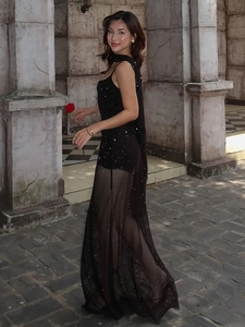 Robe longue noire sexy en tulle avec paillettes et design dos nu élégant sur mannequin