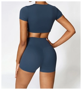Vue arrière du short de yoga taille haute bleu-gris et du haut de fitness court compressif