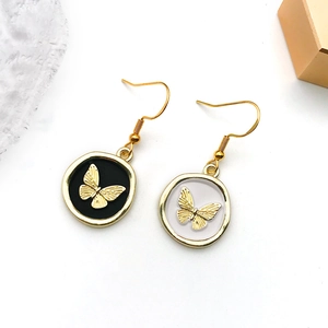 Detailansicht der klassischen Schmetterlingsanhänger in Schwarz und Weiß für Schmuck