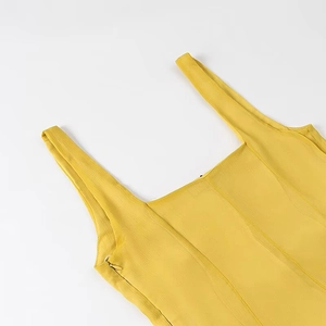 Detail eines gelben Midikleides mit quadratischem Ausschnitt und verdecktem Reißverschluss