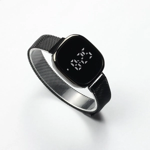 Détail du bracelet en métal noir et de l'écran tactile LED carré pour montre pour hommes