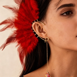 Bohemian χρυσό ear cuff με κόκκινα φτερά και μακριά φούντα με πολύτιμο λίθο