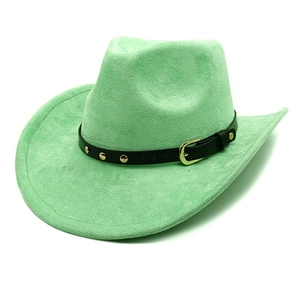 Détail du chapeau de cowboy en daim vert menthe avec bande noire et boucles dorées
