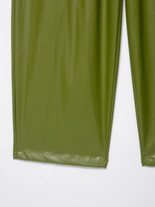 Detailansicht der olivgrünen PU-Lederhose mit weitem Bein, Textur und Saum