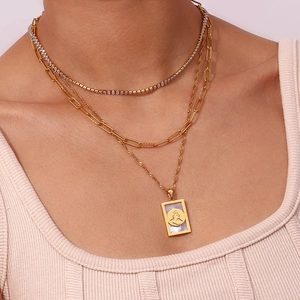 Collana a tre strati in oro 18K con pendente in madreperla e moneta su modella