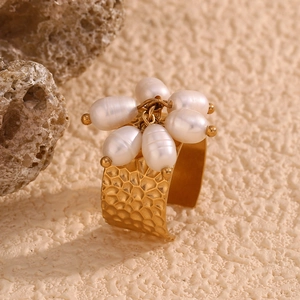 Hammered 18K gold-plated stainless steel open ring with six elegant teardrop pearls