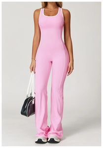 Details des pinkfarbenen Yoga-Bodysuits mit weißen Seitenstreifen und geraffter Textur