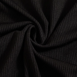 Vue détaillée de la texture du tricot noir côtelé avec des plis naturels élégants