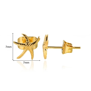 Macro detail of 7mm golden starfish stud earring with size measurement and reflection
