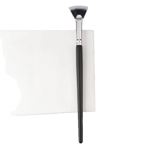 Professional fan makeup brush with black and white gradient bristles and long black handle