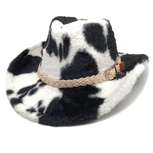 Dettaglio di un cappello da cowboy peloso a macchie di mucca con cordino e fibbia in metallo
