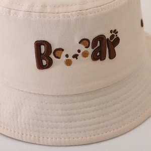 Chapeau bob beige pour enfants en coton avec jolie broderie d'ours marron et empreinte