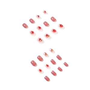 Faux ongles courts roses avec papillons dorés et détails de perles élégantes