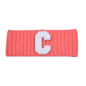 Bandeau tricoté rouge corail avec patch lettre C en chenille blanche style rétro