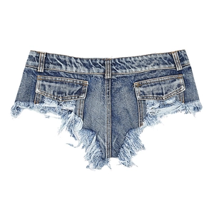 Dettaglio degli orli sfrangiati e della trama dei pantaloncini di denim blu lavato