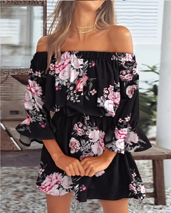 Detail van off-shoulder bloemenjurk met roze bloesems en mouwen met ruches