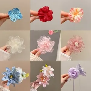 Details von handgefertigten Stoffblumen-Haarschmuck in verschiedenen Farben und Texturen