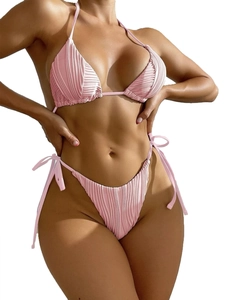 Dettaglio del bikini rosa a costine con lacci laterali e top a triangolo con coulisse regolabile