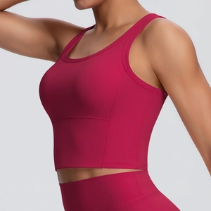 Detailsicht des pinkfarbenen Yoga-Bras mit breitem Saum und ergonomischer Nahtführung