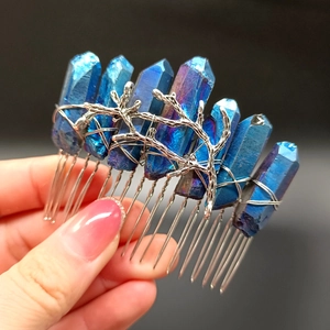 Detail eines handgefertigten Haarkamms mit blauen Aura-Quarzen und Silberzweigen