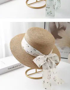 Texture détaillée du chapeau de paille français avec ruban en soie florale et nœud