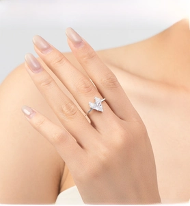 Détail d'une bague en argent S925 avec zircons en forme de cœur portés à la main