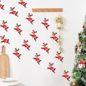 Stickers muraux de Noël avec rennes volants en pull rouge sur un mur blanc pur