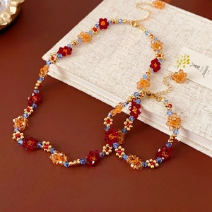 Ensemble collier et bracelet à fleurs perlées colorées avec accents dorés pour l'été