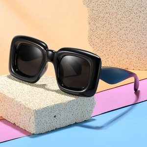 Lunettes de soleil hip-hop pour enfants à monture carrée noire sur fond coloré