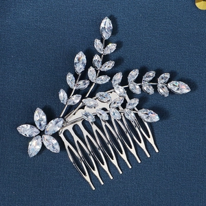 Dettaglio macro del pettine sposa con cristalli marquise e rami d'argento