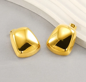 Dettaglio di orecchini geometrici placcati oro 18K con finitura a specchio lucida
