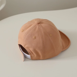 Détail de la casquette bébé kaki montrant les œillets et la sangle réglable velcro