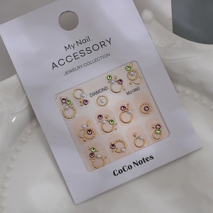 Dettaglio di adesivi per unghie dorati MJ-060 con strass rosa e perle bianche